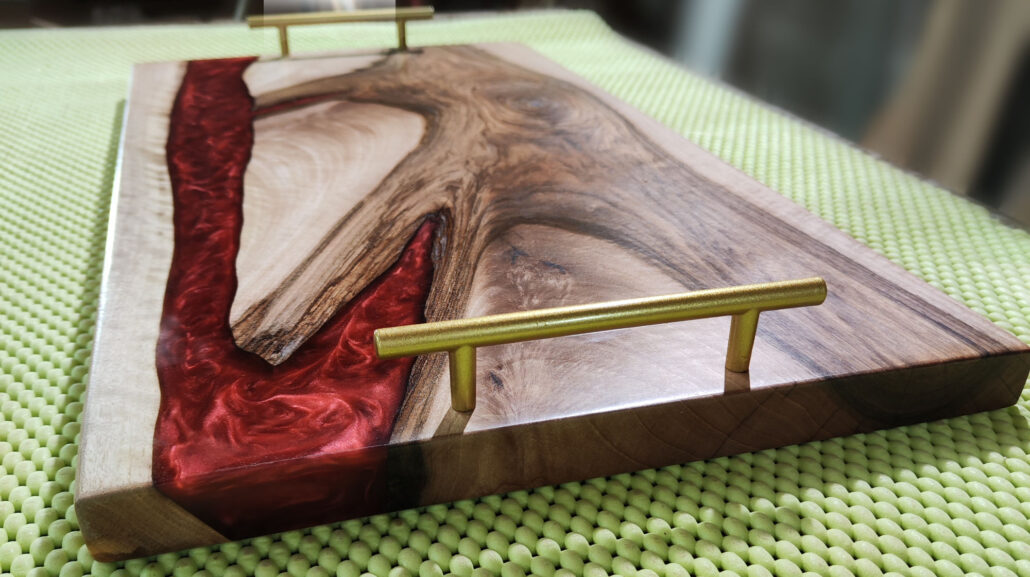 bandeja de servir embutidos y quesos de madera de nogal con resina epoxi roja