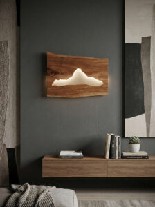 Aplique de pared artesanal fabricado en madera de nogal macizo con silueta de montaña e iluminación LED cálida oculta