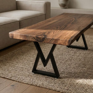 Mesa de centro de nogal macizo de gran grosor con borde natural y patas de acero negro diseño premium piriwood