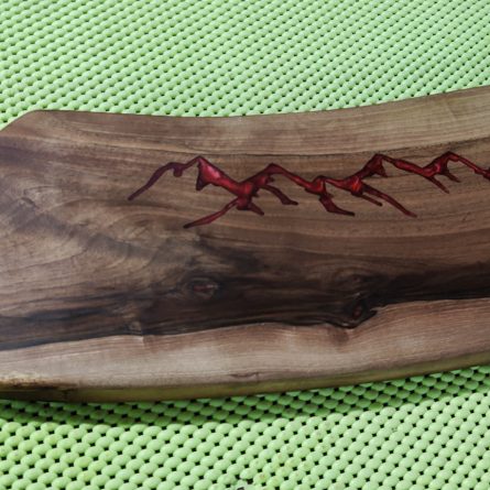 Tabla de Quesos Gourmet "Cumbres". Madera Maciza de Nogal y Resina Roja - Pieza Única