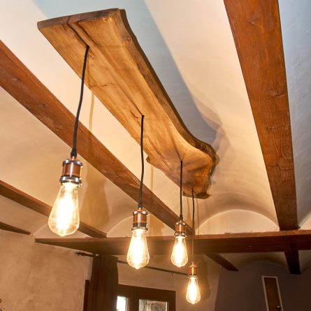lámpara de madera con bombillas colgantes de diseño artesanal