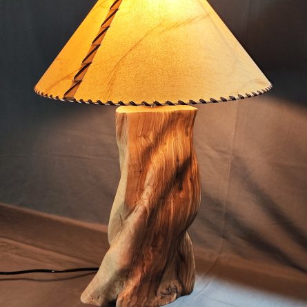 Lámpara de Mesa de Madera de Olivo Artesanal – Pantalla de Pergamino Única