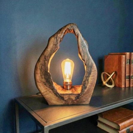 Lámpara de Mesa Artesanal de madera de Nogal Macizo exclusiva